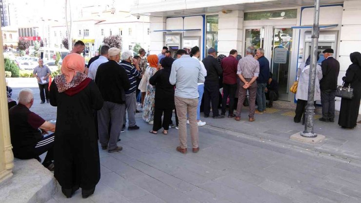 Yozgat’ta sosyal konut için banka önlerinde yoğunluk sürüyor