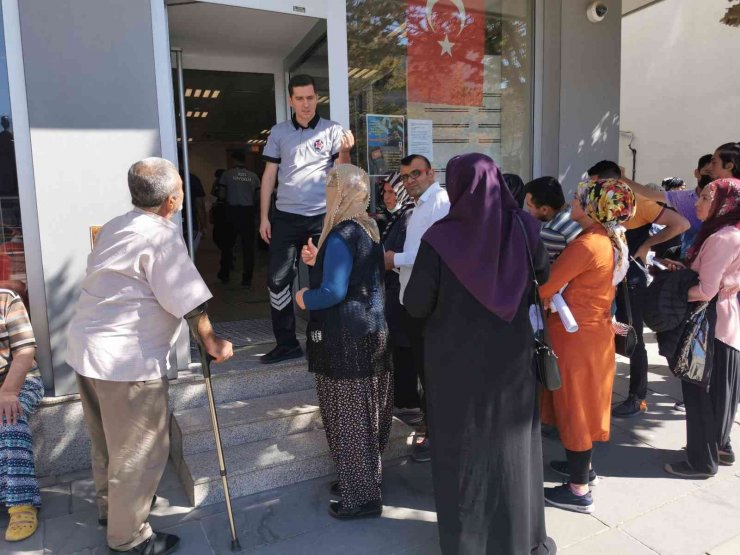 Aksaray’da banka önlerinde TOKİ kuyruğu