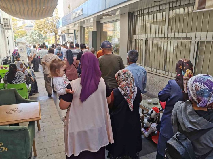 Aksaray’da banka önlerinde TOKİ kuyruğu