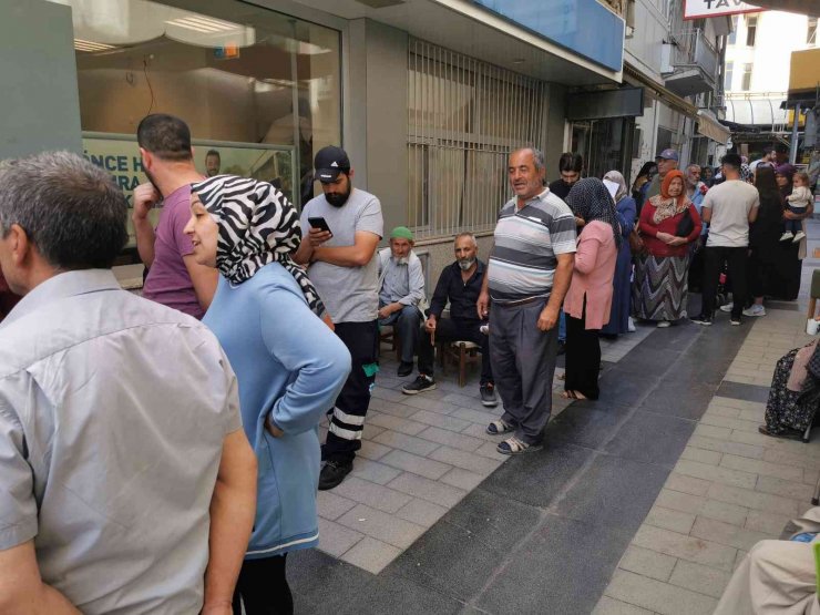 Aksaray’da banka önlerinde TOKİ kuyruğu