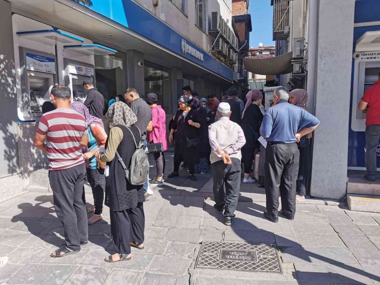 Aksaray’da banka önlerinde TOKİ kuyruğu