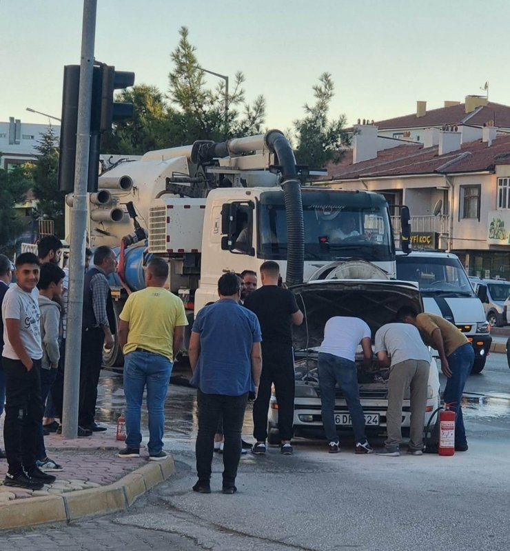 Kırmızı ışıkta bekleyen aracın motor kısmında çıkan yangını vatandaşlar söndürdü