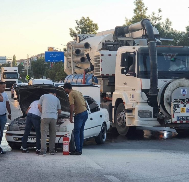 Kırmızı ışıkta bekleyen aracın motor kısmında çıkan yangını vatandaşlar söndürdü