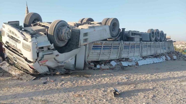 Konya’da kontrolden çıkan tır devrildi: 2 yaralı