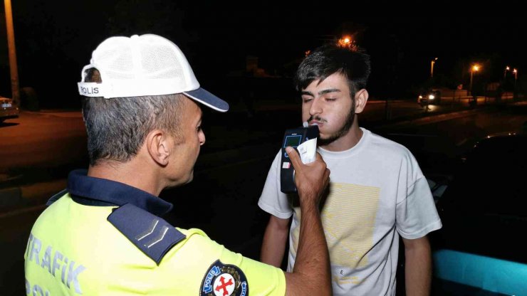 Polisin alkollü sürücü ile imtihanı: Alkolmetreyi üflemek istemedi, cezayı duyunca ikna oldu