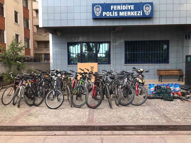 Polisin ele geçirdiği çalıntı bisikletler sahiplerine teslim edildi