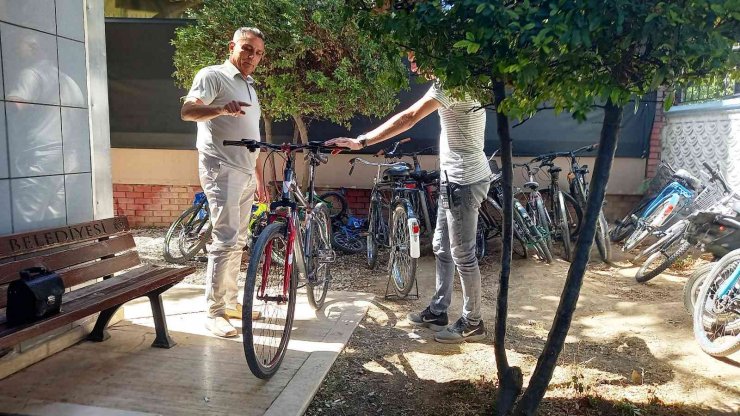 Polisin ele geçirdiği çalıntı bisikletler sahiplerine teslim edildi