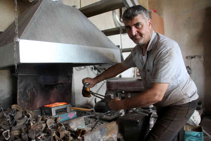 Kemik taraklarıyla Çin’e kafa tutuyor