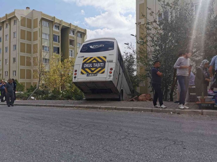 Servis minibüsü bahçeye düştü: 1 ölü