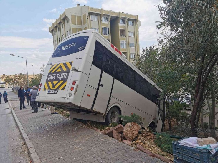 Servis minibüsü bahçeye düştü: 1 ölü