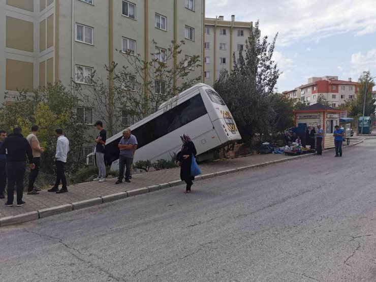 Servis minibüsü bahçeye düştü: 1 ölü