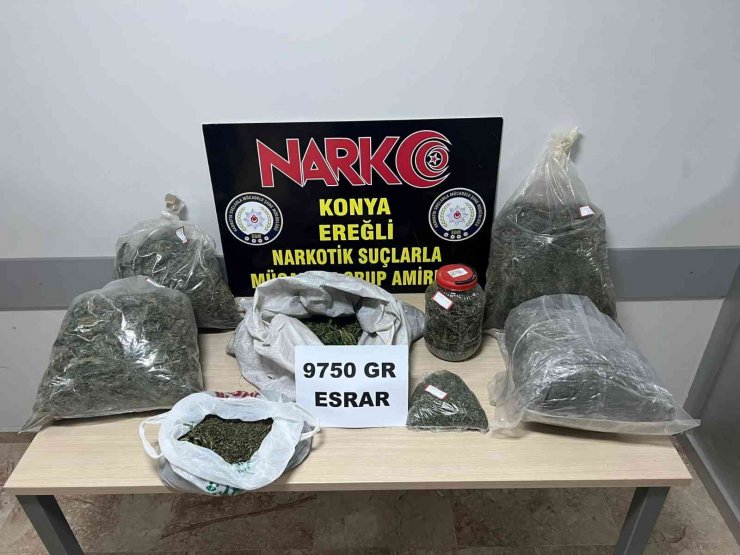 Şöminenin toprak zeminine gömülü 9 kilo 750 gram esrar ele geçirildi