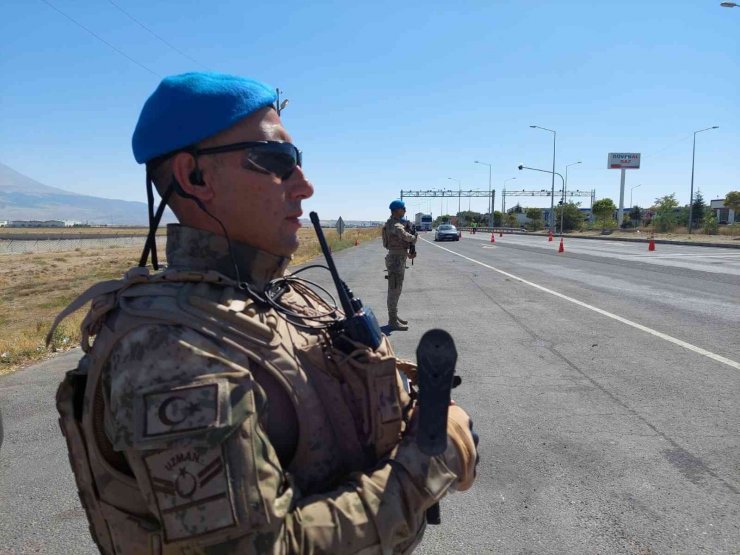 Aksaray’da jandarma komandolar yollarda