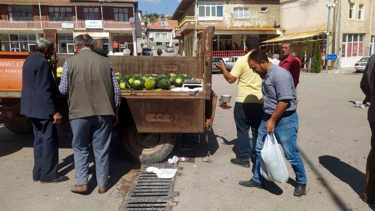 Bir römork dolusu kavun dakikalar içinde tükendi