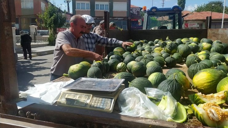 Bir römork dolusu kavun dakikalar içinde tükendi