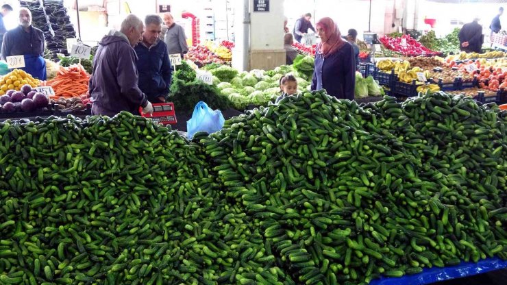 Turşuluklar pazar tezgahlarını süslüyor