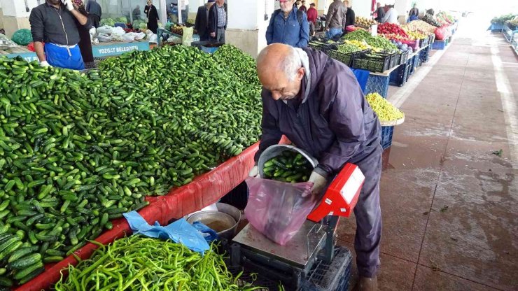 Turşuluklar pazar tezgahlarını süslüyor