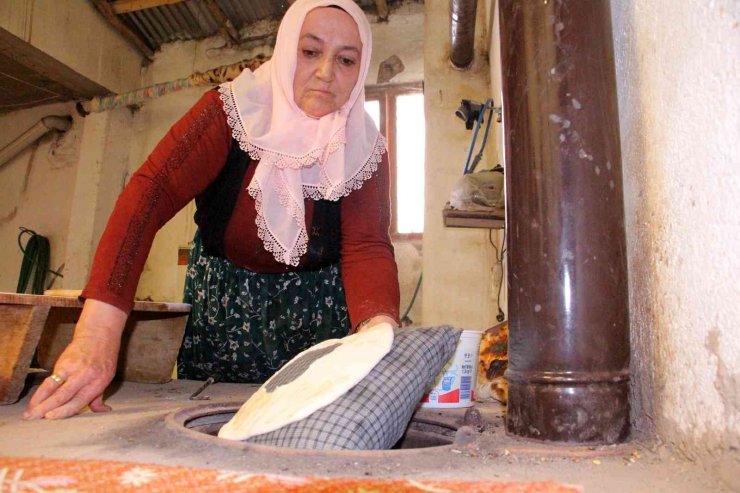 Tezek ateşinde pişen bu ekmek, bayatlamadan 1 yıl tüketilebiliyor