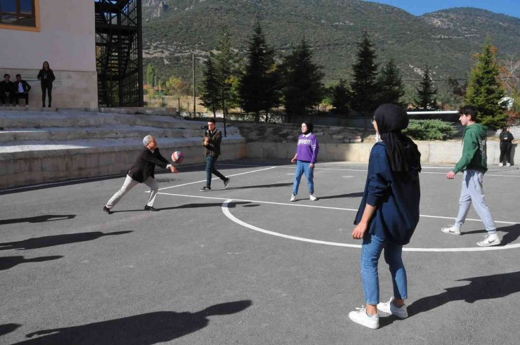 Başkan Akkaya liseli gençlerle buluştu