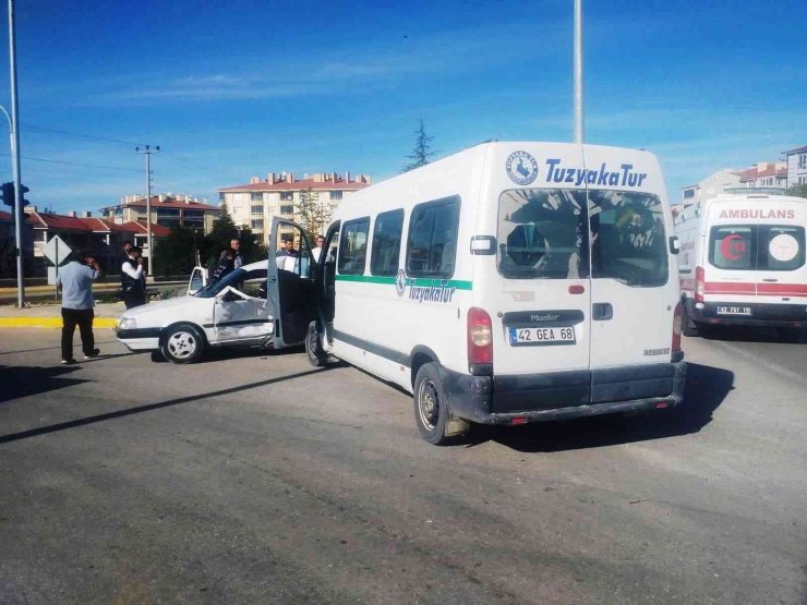 Konya’da servis minibüsü ile otomobil çarpıştı: 2 yaralı