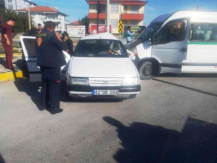 Konya’da servis minibüsü ile otomobil çarpıştı: 2 yaralı