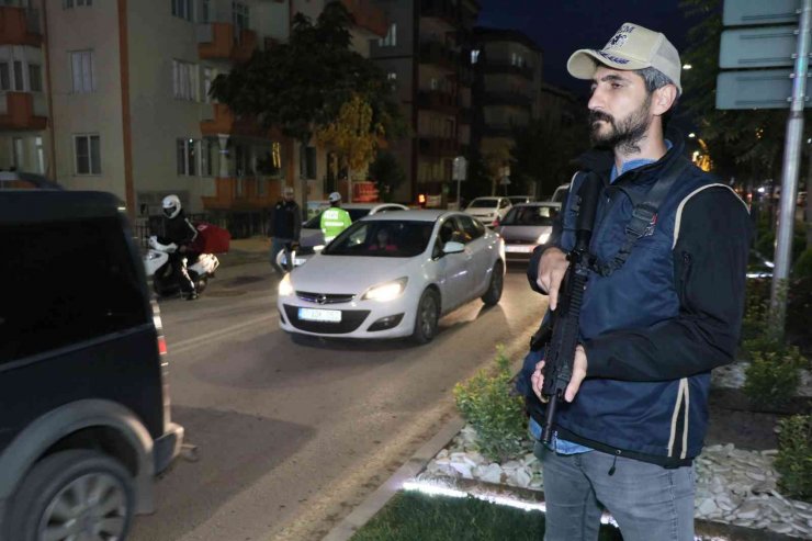 Aksaray’da polis uzun namlulu silahlarla ‘şok’ uygulama yaptı