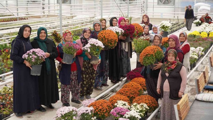 Keçiören Belediye Başkanı Altınok, çiftçi kadınları çiçeklerle karşıladı