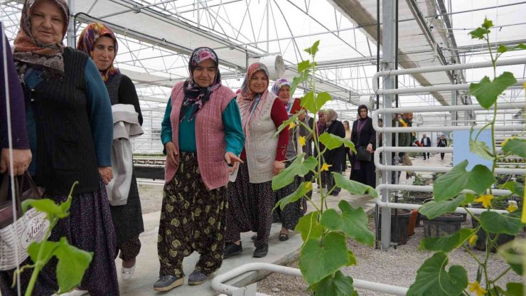 Keçiören Belediye Başkanı Altınok, çiftçi kadınları çiçeklerle karşıladı