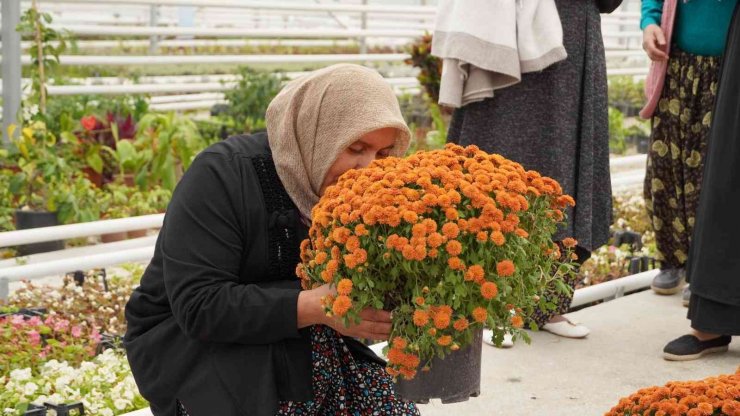 Keçiören Belediye Başkanı Altınok, çiftçi kadınları çiçeklerle karşıladı