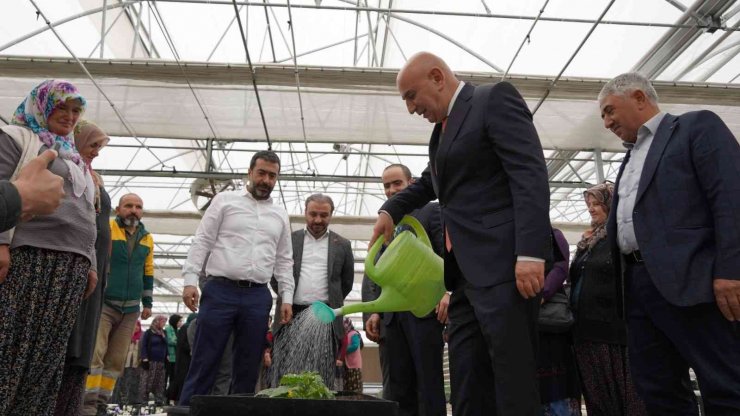 Keçiören Belediye Başkanı Altınok, çiftçi kadınları çiçeklerle karşıladı