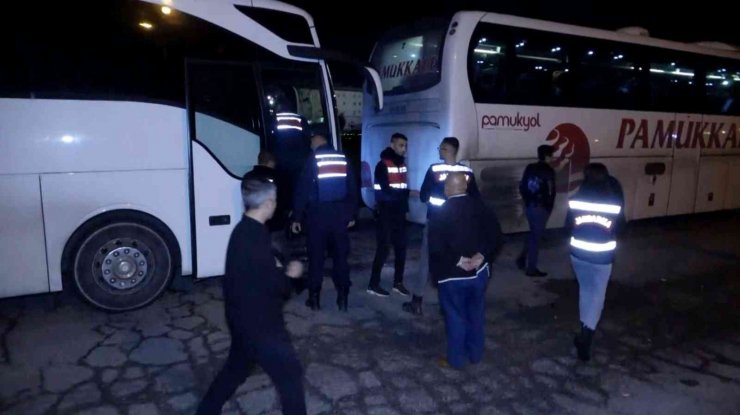 Aksaray’da otobüsten kaçan sınır dışı mülteci emniyet ve jandarmayı alarma geçirdi