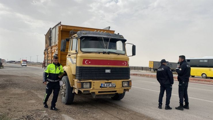 Sahte plaka ile polisi kandırmak istedi, gerçek anlaşılınca gözaltına alındı