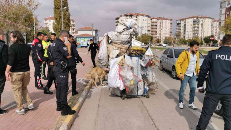 Köpekleri çuvala koydu, müdahale eden polise saldırdı