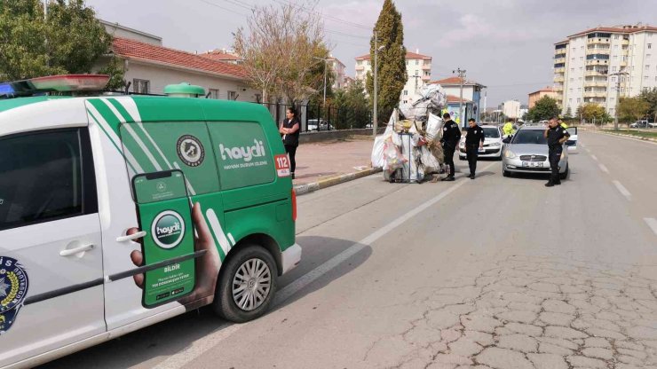 Köpekleri çuvala koydu, müdahale eden polise saldırdı