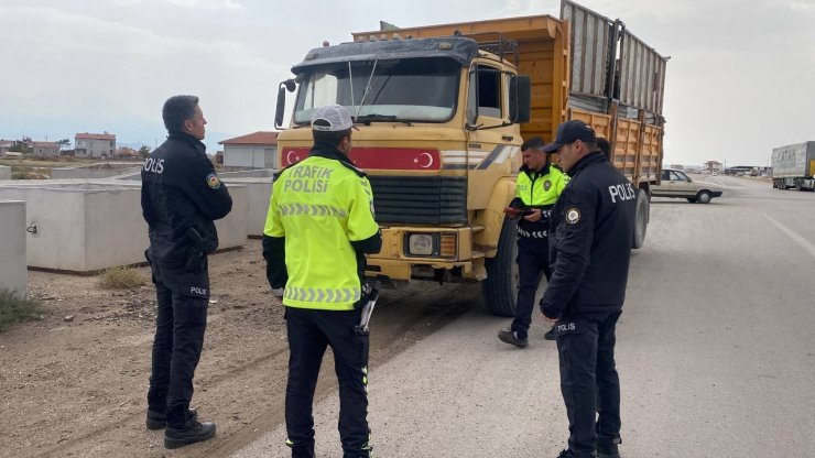 Sahte plaka ile polisi kandırmak istedi, gerçek anlaşılınca gözaltına alındı