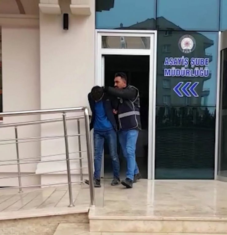 Çaldıkları kamyoneti parçalatamadan yakalandılar