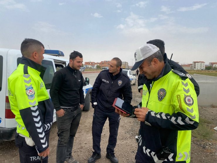 Sahte plaka ile polisi kandırmak istedi, gerçek anlaşılınca gözaltına alındı