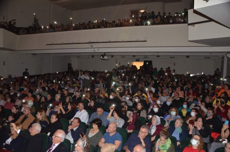 Eskişehir’de ünlü sanatçı Coşkun Sabah’ın konserine yoğun ilgi