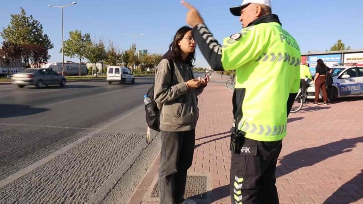 Konya’da kırmızı ışık ihlali yapan yayalar tek tek uyarıldı