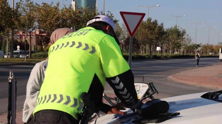 Konya’da kırmızı ışık ihlali yapan yayalar tek tek uyarıldı