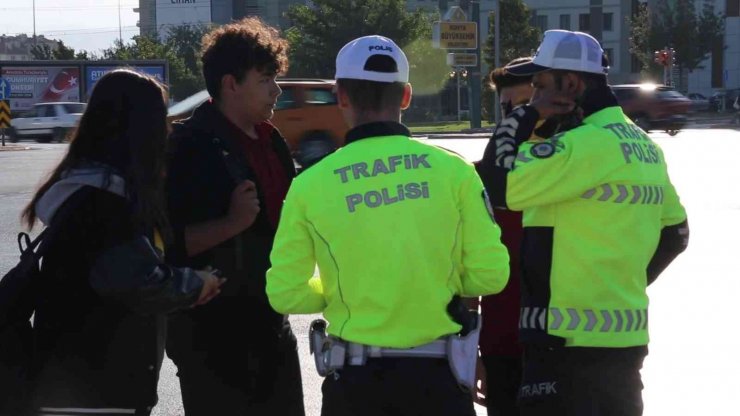 Konya’da kırmızı ışık ihlali yapan yayalar tek tek uyarıldı