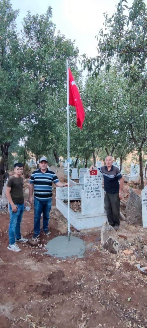 Şehit kabirlerinin başına Türk bayrağı dikti, Bartın’daki maden şehitlerini de unutmadı