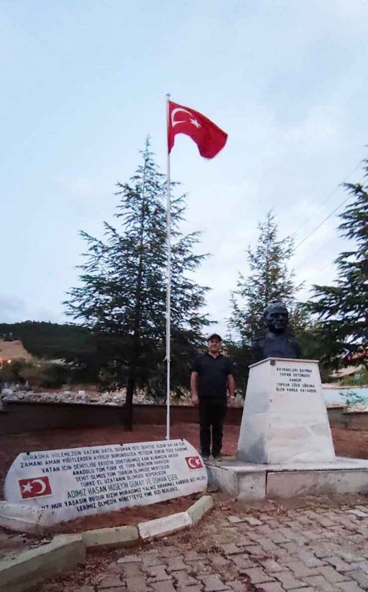 Şehit kabirlerinin başına Türk bayrağı dikti, Bartın’daki maden şehitlerini de unutmadı