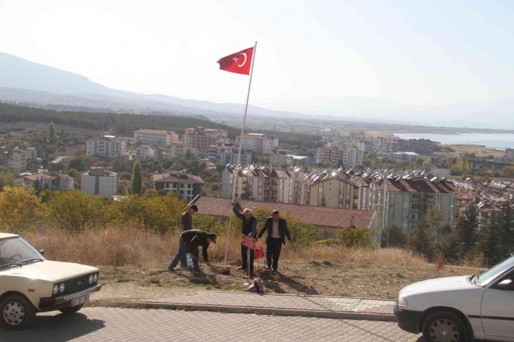 Şehit kabirlerinin başına Türk bayrağı dikti, Bartın’daki maden şehitlerini de unutmadı