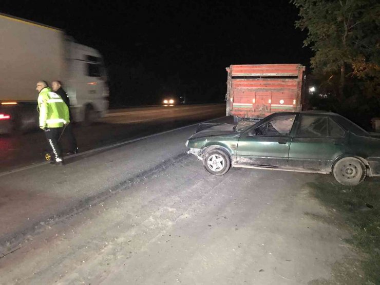 Traktör römorkuna çarpan otomobil sürücüsü yaralandı