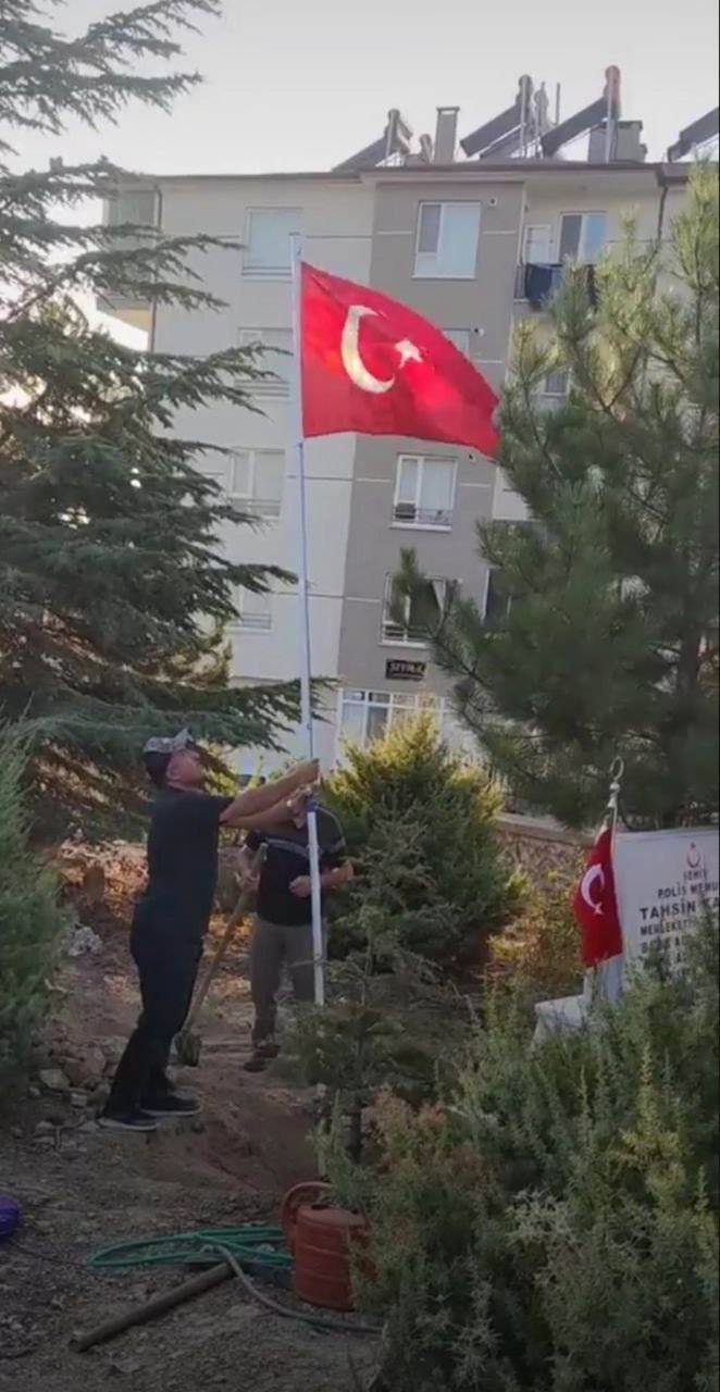 Şehit kabirlerinin başına Türk bayrağı dikti, Bartın’daki maden şehitlerini de unutmadı