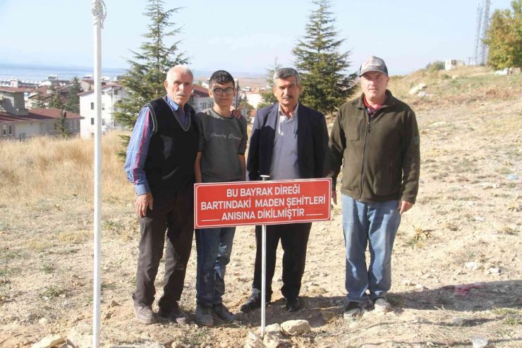 Şehit kabirlerinin başına Türk bayrağı dikti, Bartın’daki maden şehitlerini de unutmadı