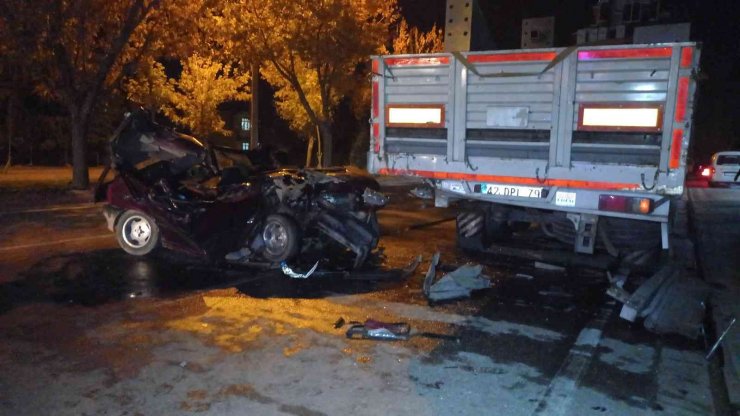 Konya’da tıra çarparak hurdaya dönen otomobilin sürücüsü ağır yaralandı