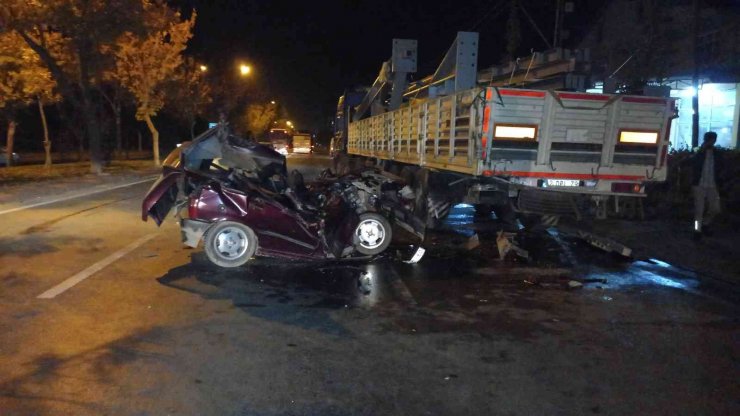 Konya’da tıra çarparak hurdaya dönen otomobilin sürücüsü ağır yaralandı