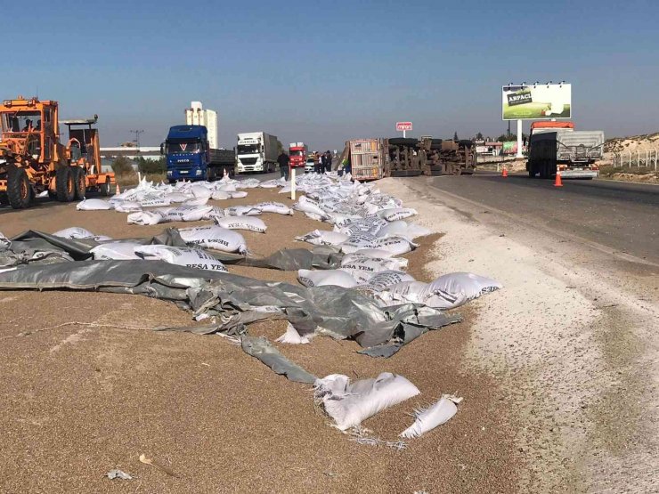 Konya’da yem yüklü tır devrildi: 2 yaralı